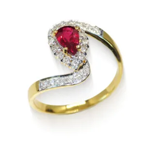 Bright red pear-cut ruby ​​with round brilliant diamond