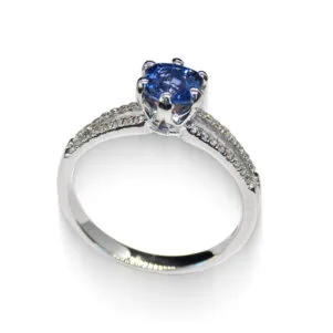 18K white gold ring with cushion blue sapphire and diamonds – front view