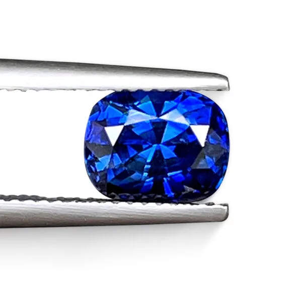 Royal Blue sapphire 3.14 ct – top view under tweezers, vivid azure