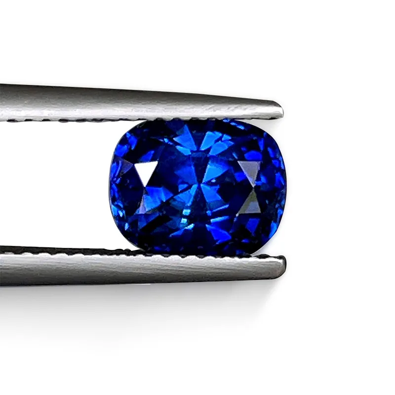 Royal Blue sapphire – vivid blue saturation, excellent cut and symmetry