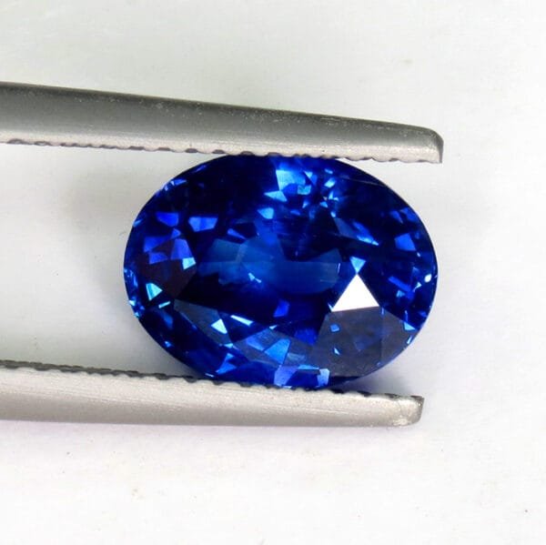 Royal blue sapphire 3.57 ct oval, vivid brilliance