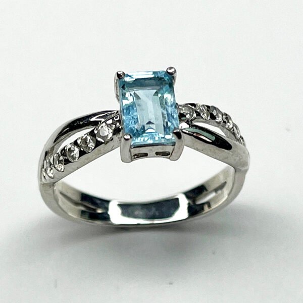 Elegant 925 silver ring featuring a light blue aquamarine gemstone with zircon side stones