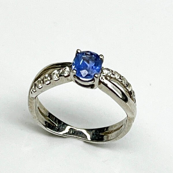 Elegant 925 silver ring featuring an oval-cut sapphire gemstone with sparkling zircon side stones