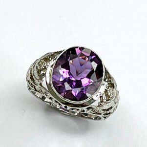 Bague argent 925 modèle antique sertie d’une améthyste naturelle facettée ovale de 7 carats