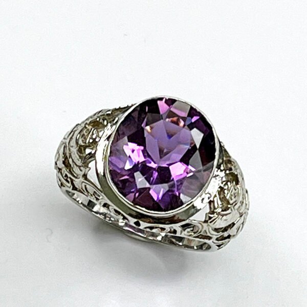 Bague argent 925 modèle antique sertie d’une améthyste naturelle facettée ovale de 7 carats