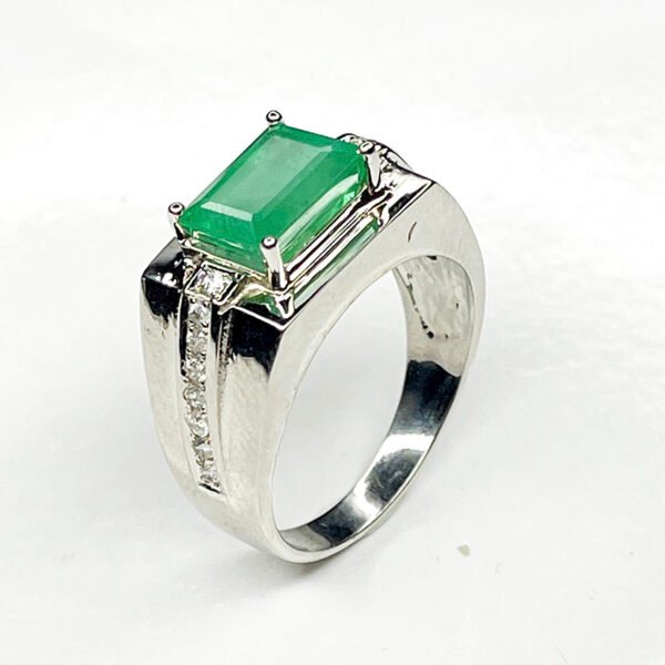 Bague unique en argent 925 avec émeraude et pavage zircon naturel – vue latérale