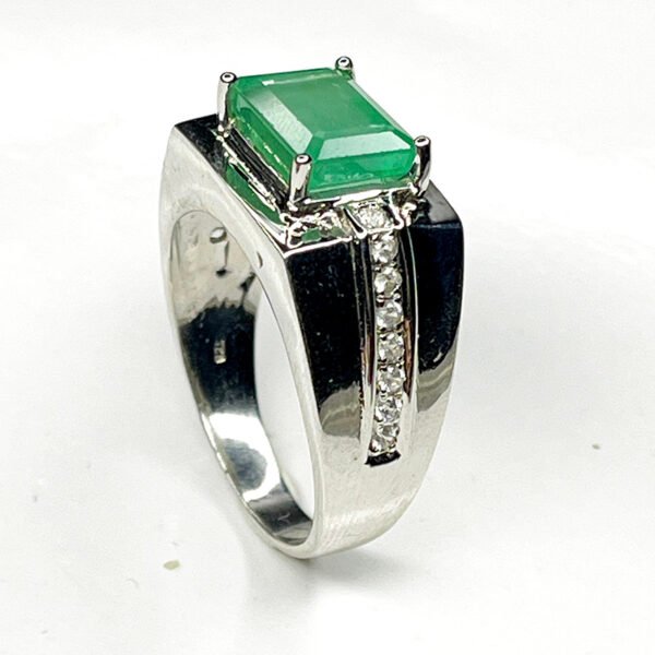 Modèle Majestic Vert – bague émeraude argent 925 sertie de zircon blanc – vue oblique