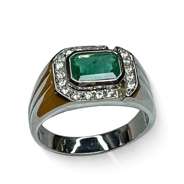 Vue en perspective bague homme émeraude verte et pavage zircon blanc naturel