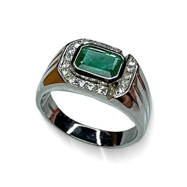 Vue de côté bague émeraude coupe émeraude sertie sur argent sterling 925