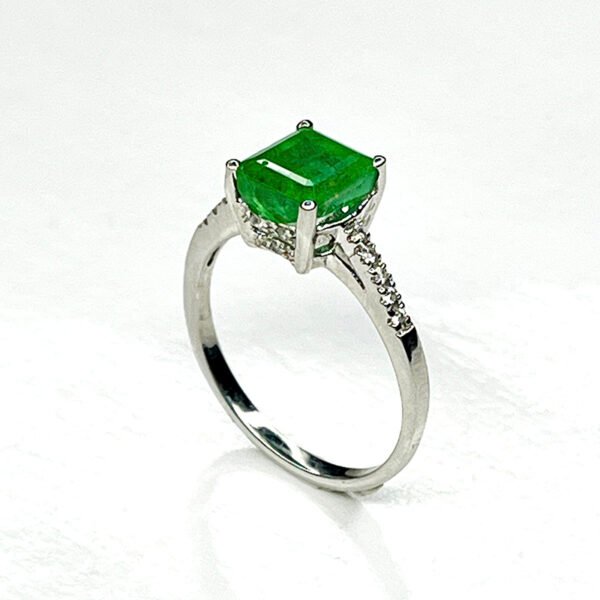 Bague argent sertie d’une émeraude naturelle et de zircons scintillants – vue oblique