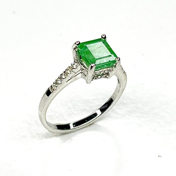 Bague féminine en argent avec émeraude taille rectangulaire et zircons blancs