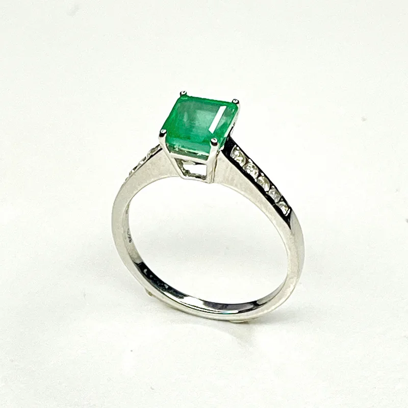 Bague émeraude femme moderne et raffinée en argent massif avec zircons naturels