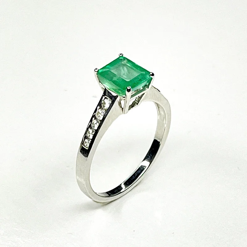 Élégante bague féminine en argent 925 sertie d’une émeraude naturelle et pavage de zircons