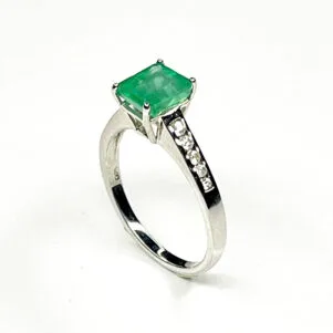 Bague femme argent 925 avec émeraude taille octogone et zircons blancs – vue de côté
