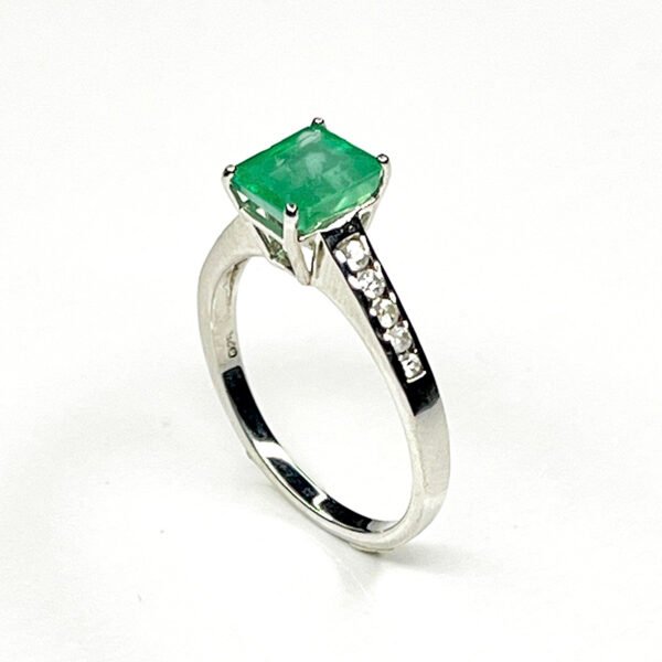 Bague femme argent 925 avec émeraude taille octogone et zircons blancs – vue de côté