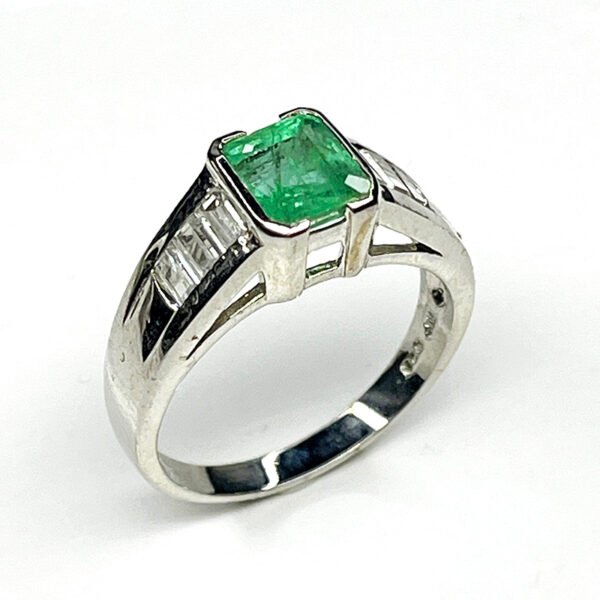 Bague élégante en argent avec émeraude cristalline et 6 zircons blancs – taille 62.50