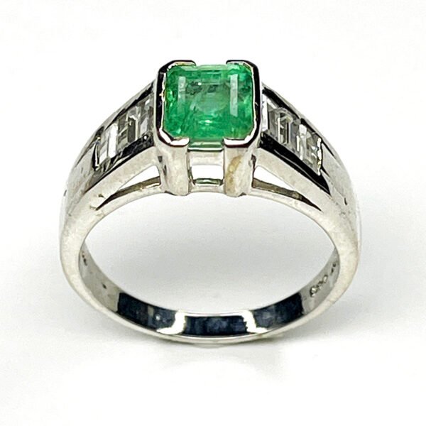 Émeraude naturelle verte lumineuse sertie sur bague argent – taille 62.50
