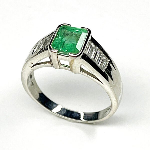 Bague argent massif 925 avec émeraude rectangulaire et pavage zircons blancs – taille 62.50