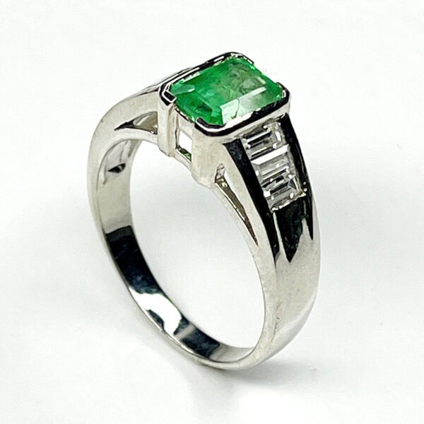 Émeraude naturelle verte taillée à degrés sur bague argent – taille 61.25