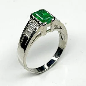 Bague argent 925 avec émeraude naturelle rectangulaire et pavage de zircons blancs – taille 60.50