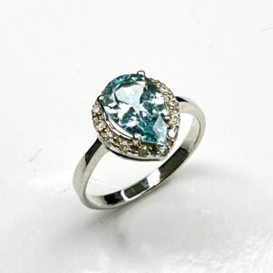 Bague Aigue-Marine naturelle forme poire – Modèle « Larme d’Océan » en argent 925 rhodié avec halo de zircons blancs Natural Aquamarine pear-cut ring – “Ocean Tear” model in rhodium-plated 925 silver with white zircon halo