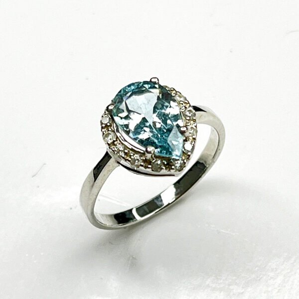 Bague Aigue-Marine naturelle forme poire – Modèle « Larme d’Océan » en argent 925 rhodié avec halo de zircons blancs Natural Aquamarine pear-cut ring – “Ocean Tear” model in rhodium-plated 925 silver with white zircon halo