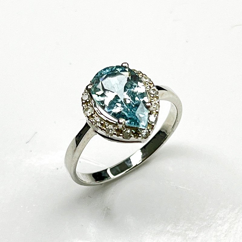 Bague Aigue-Marine naturelle forme poire – Modèle « Larme d’Océan » en argent 925 rhodié avec halo de zircons blancs Natural Aquamarine pear-cut ring – “Ocean Tear” model in rhodium-plated 925 silver with white zircon halo
