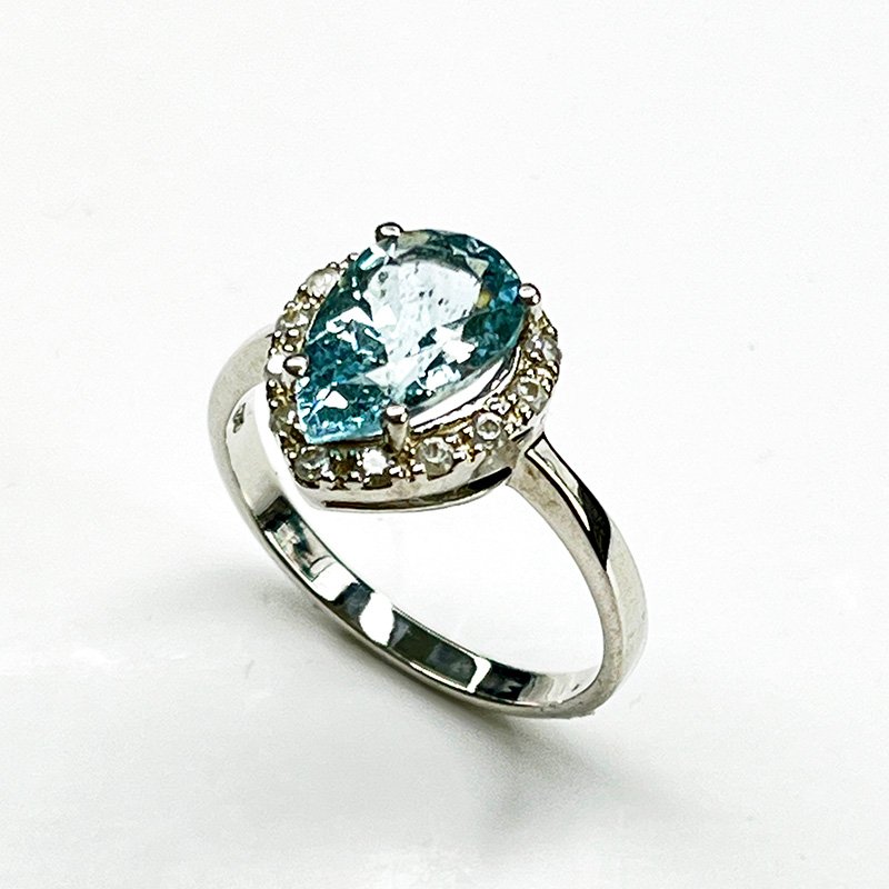 Profil de la bague Aigue-Marine « Larme d’Océan » – monture argent 925 brillante et halo de zircons Side view of “Ocean Tear” Aquamarine ring – polished 925 silver setting with sparkling zircon halo