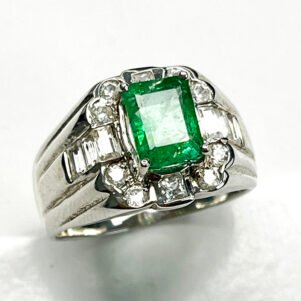 Bague Émeraude naturelle taille octogone – modèle « Empire Émeraude » en argent 925 rhodié serti de zircons baguette et ronds Natural Emerald octagon-cut ring – “Empire Emerald” model in rhodium-plated 925 silver set with baguette and round white zircons