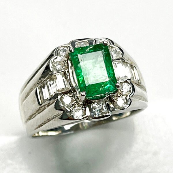 Bague Émeraude naturelle taille octogone – modèle « Empire Émeraude » en argent 925 rhodié serti de zircons baguette et ronds Natural Emerald octagon-cut ring – “Empire Emerald” model in rhodium-plated 925 silver set with baguette and round white zircons