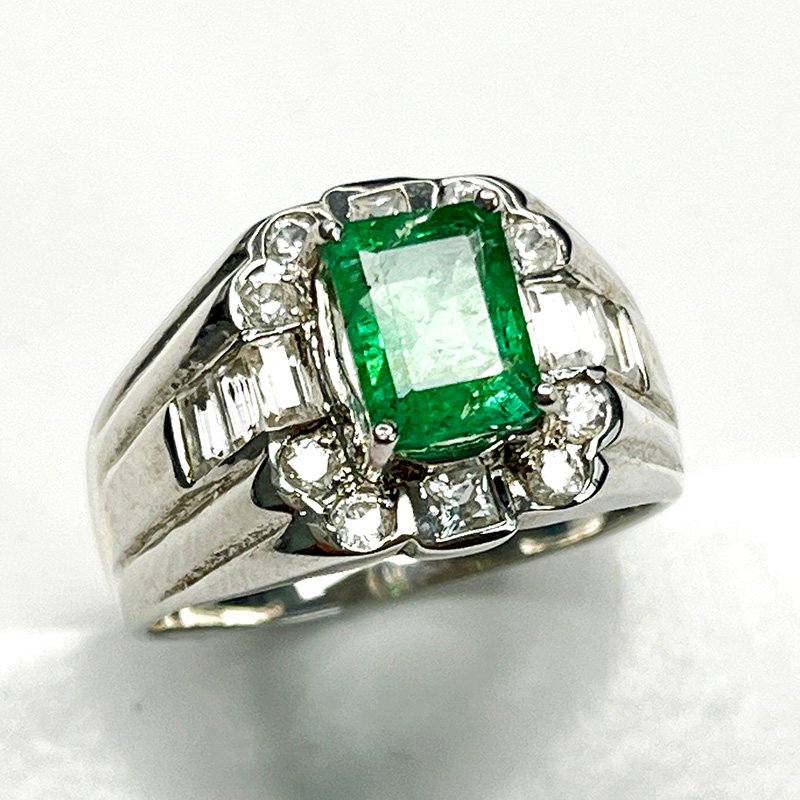 Bague Émeraude naturelle taille octogone – modèle « Empire Émeraude » en argent 925 rhodié serti de zircons baguette et ronds Natural Emerald octagon-cut ring – “Empire Emerald” model in rhodium-plated 925 silver set with baguette and round white zircons