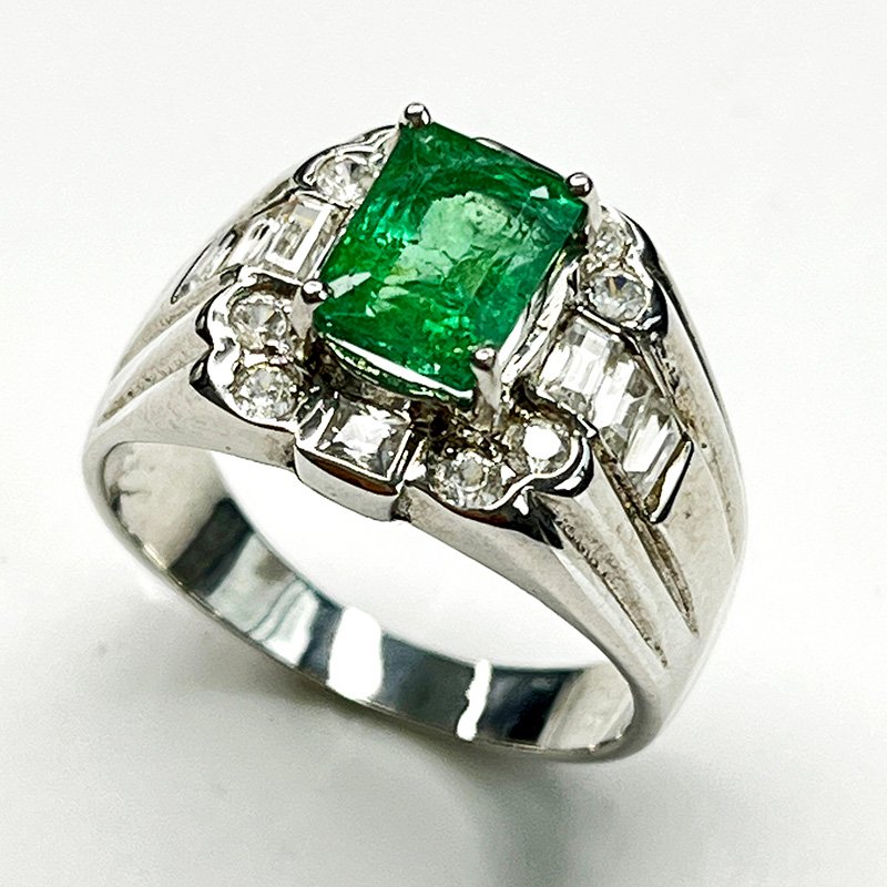 Bague élégante en argent 925 rhodié ornée d’une émeraude naturelle vive et de zircons blancs étincelants Elegant 925 silver rhodium-plated ring adorned with a vivid natural emerald and sparkling white zircons