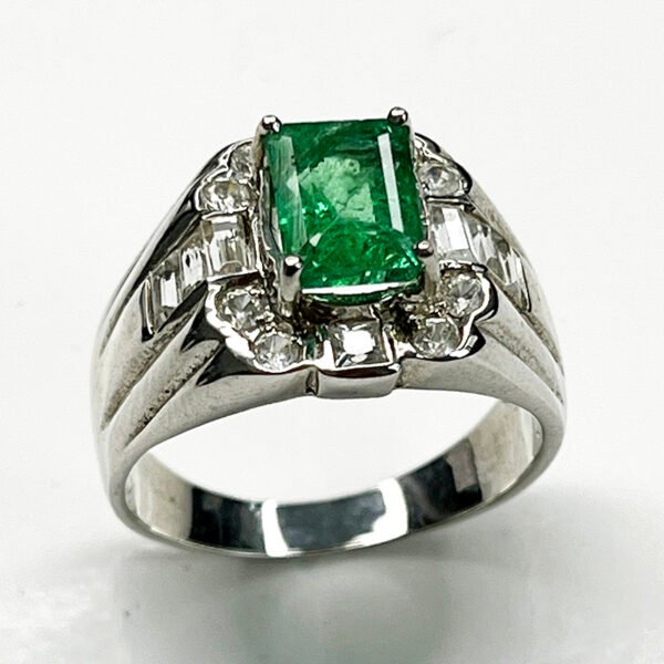 Bague Émeraude naturelle au design impérial – argent massif 925 avec pierres de zircons taille baguette et ronde Natural Emerald ring with imperial design – solid 925 silver with baguette and round cut zircon stones