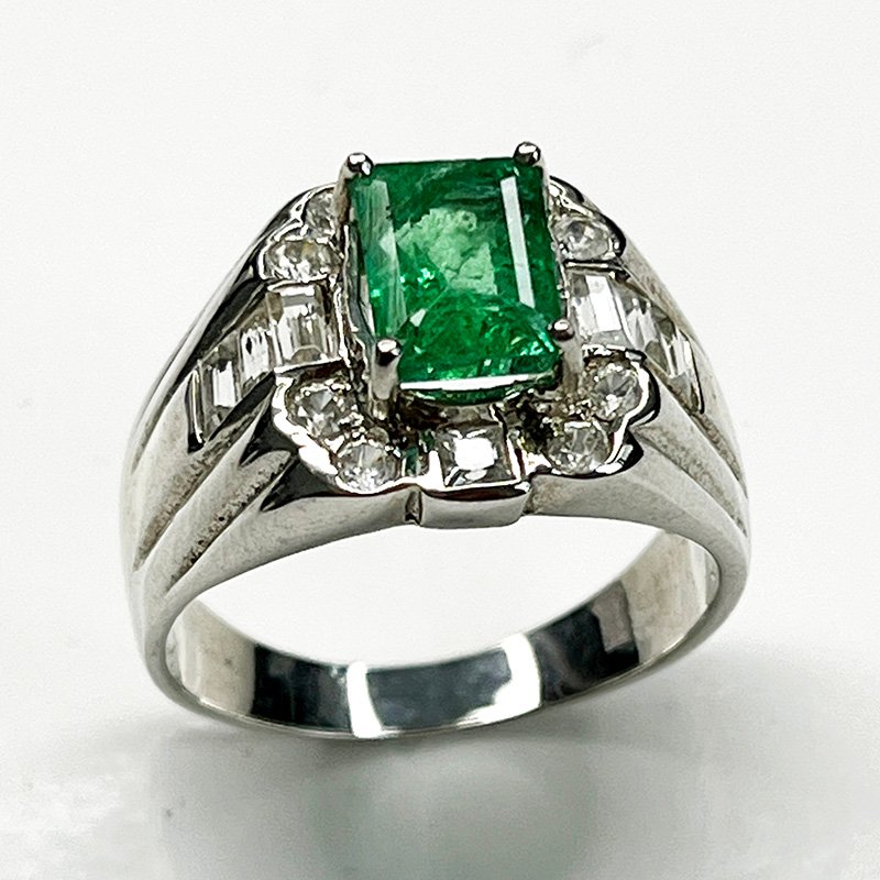 Bague Émeraude naturelle au design impérial – argent massif 925 avec pierres de zircons taille baguette et ronde Natural Emerald ring with imperial design – solid 925 silver with baguette and round cut zircon stones