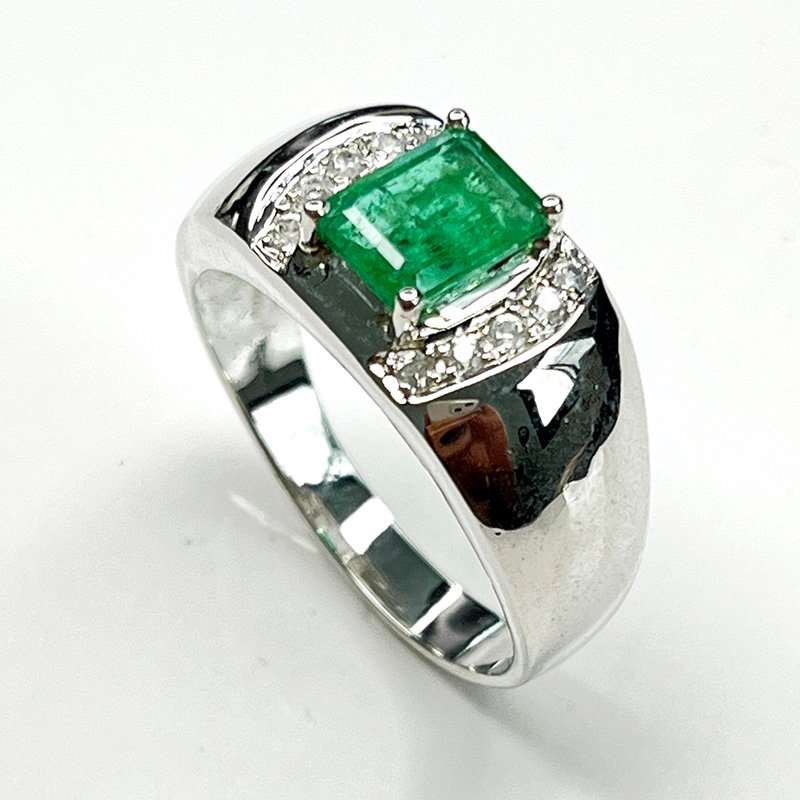 Bague en argent 925 rhodié ornée d’une émeraude naturelle éclatante et de zircons lumineux hodium-plated 925 silver ring adorned with a vivid natural emerald and bright zircons