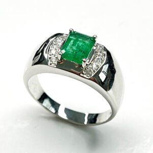 ague Émeraude naturelle taille octogone – modèle « Équilibre Vert » en argent 925 rhodié serti de zircons blancs Natural Emerald octagon-cut ring – “Green Balance” model in rhodium-plated 925 silver set with white zircons