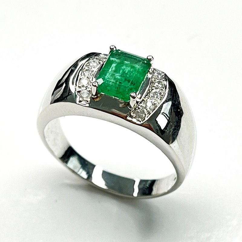 ague Émeraude naturelle taille octogone – modèle « Équilibre Vert » en argent 925 rhodié serti de zircons blancs Natural Emerald octagon-cut ring – “Green Balance” model in rhodium-plated 925 silver set with white zircons