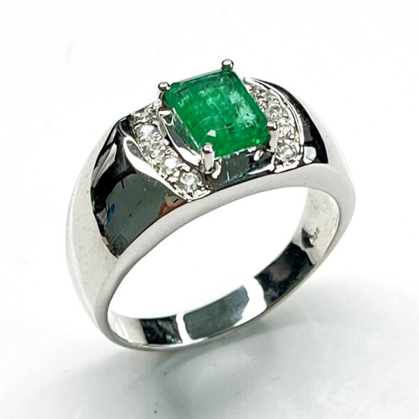 Bague Émeraude naturelle – design moderne et harmonieux en argent 925 rhodié avec zircons blancs Natural Emerald ring – modern and balanced design in rhodium-plated 925 silver with white zircons