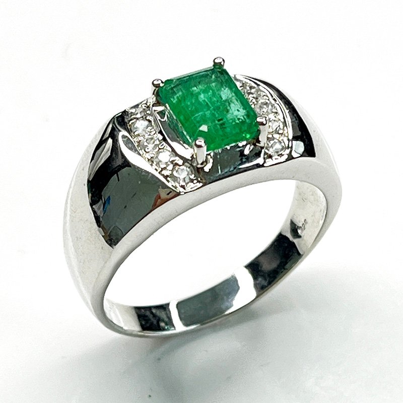 Bague Émeraude naturelle – design moderne et harmonieux en argent 925 rhodié avec zircons blancs Natural Emerald ring – modern and balanced design in rhodium-plated 925 silver with white zircons