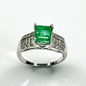 Bague Émeraude naturelle – design raffiné en argent 925 rhodié avec pavage lumineux de zircons blancs Natural Emerald ring – refined design in rhodium-plated 925 silver with bright white zircon pave