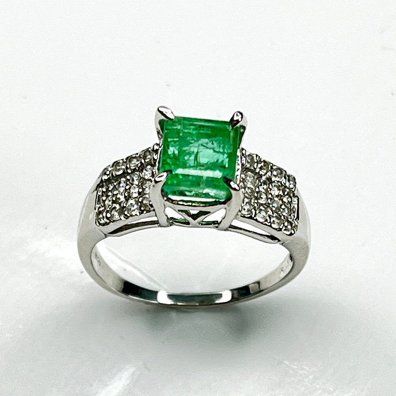 Bague Émeraude naturelle – design raffiné en argent 925 rhodié avec pavage lumineux de zircons blancs Natural Emerald ring – refined design in rhodium-plated 925 silver with bright white zircon pave