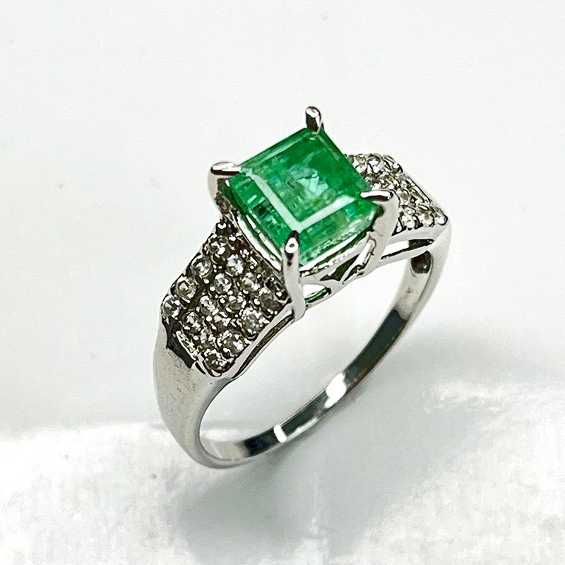 Bague Émeraude naturelle taille octogone – modèle « Lumière Royale » en argent 925 rhodié serti d’un pavage de zircons blancs Natural Emerald octagon-cut ring – “Royal Light” model in rhodium-plated 925 silver set with a pave of white zircons