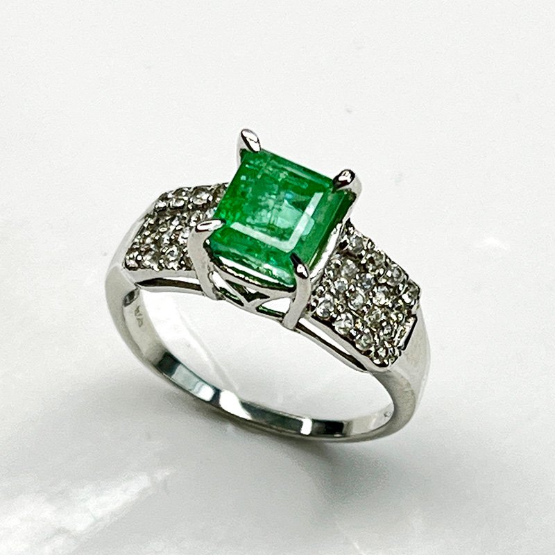 Bague élégante en argent 925 rhodié ornée d’une émeraude naturelle éclatante et de zircons étincelants Elegant rhodium-plated 925 silver ring adorned with a vivid natural emerald and sparkling zircons