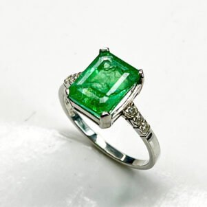 Bague Émeraude naturelle – design raffiné en argent massif 925 avec zircons blancs brillants Natural Emerald ring – refined design in solid 925 silver with bright white zircons