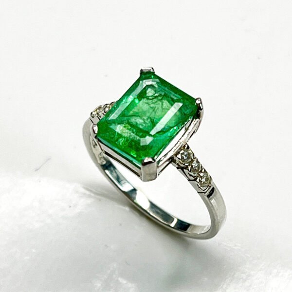 Bague Émeraude naturelle – design raffiné en argent massif 925 avec zircons blancs brillants Natural Emerald ring – refined design in solid 925 silver with bright white zircons
