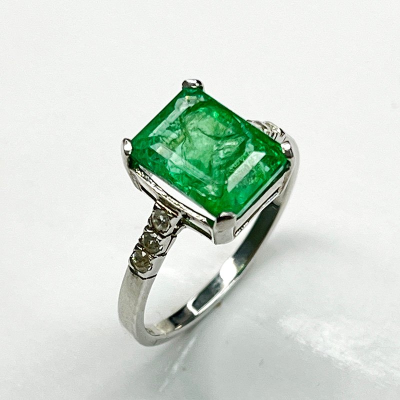 Bague en argent 925 rhodié ornée d’une émeraude naturelle vive et de zircons étincelants Rhodium-plated 925 silver ring adorned with a vivid natural emerald and sparkling white zircons