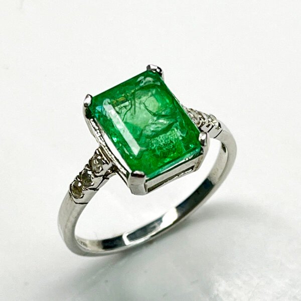 Bague Émeraude naturelle taille octogone – modèle « Pure Éclat » en argent 925 rhodié serti de zircons blancs Natural Emerald octagon-cut ring – “Pure Sparkle” model in rhodium-plated 925 silver set with white zircons