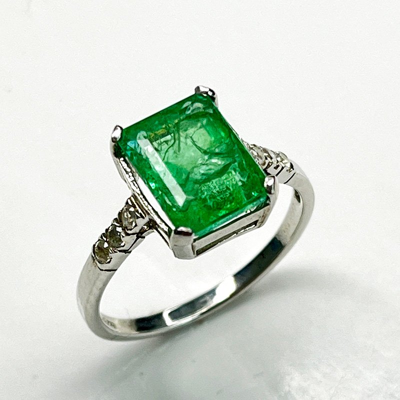Bague Émeraude naturelle taille octogone – modèle « Pure Éclat » en argent 925 rhodié serti de zircons blancs Natural Emerald octagon-cut ring – “Pure Sparkle” model in rhodium-plated 925 silver set with white zircons