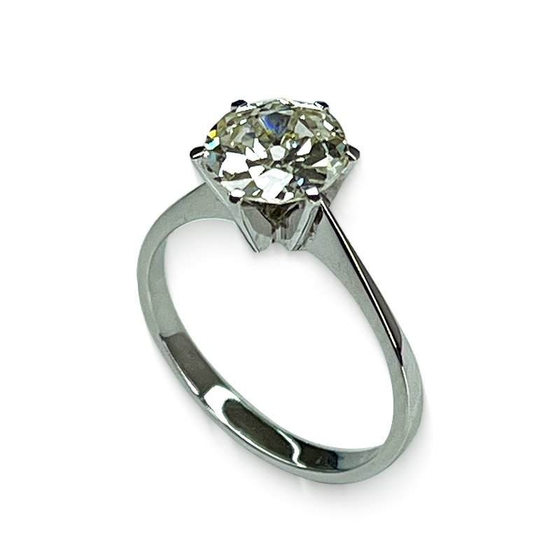 Close-up Old European Brilliant 1.27 ct GIA diamond (K, I1) with romantic fire