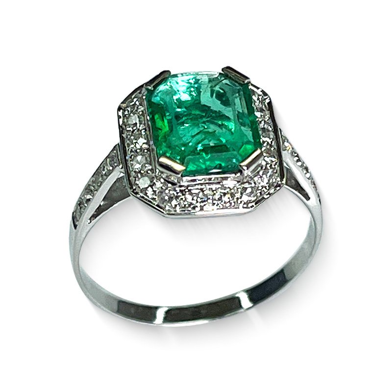 Close-up of 1.23 ct Natural Emerald – vivid green color, antique-style 18K white gold ring